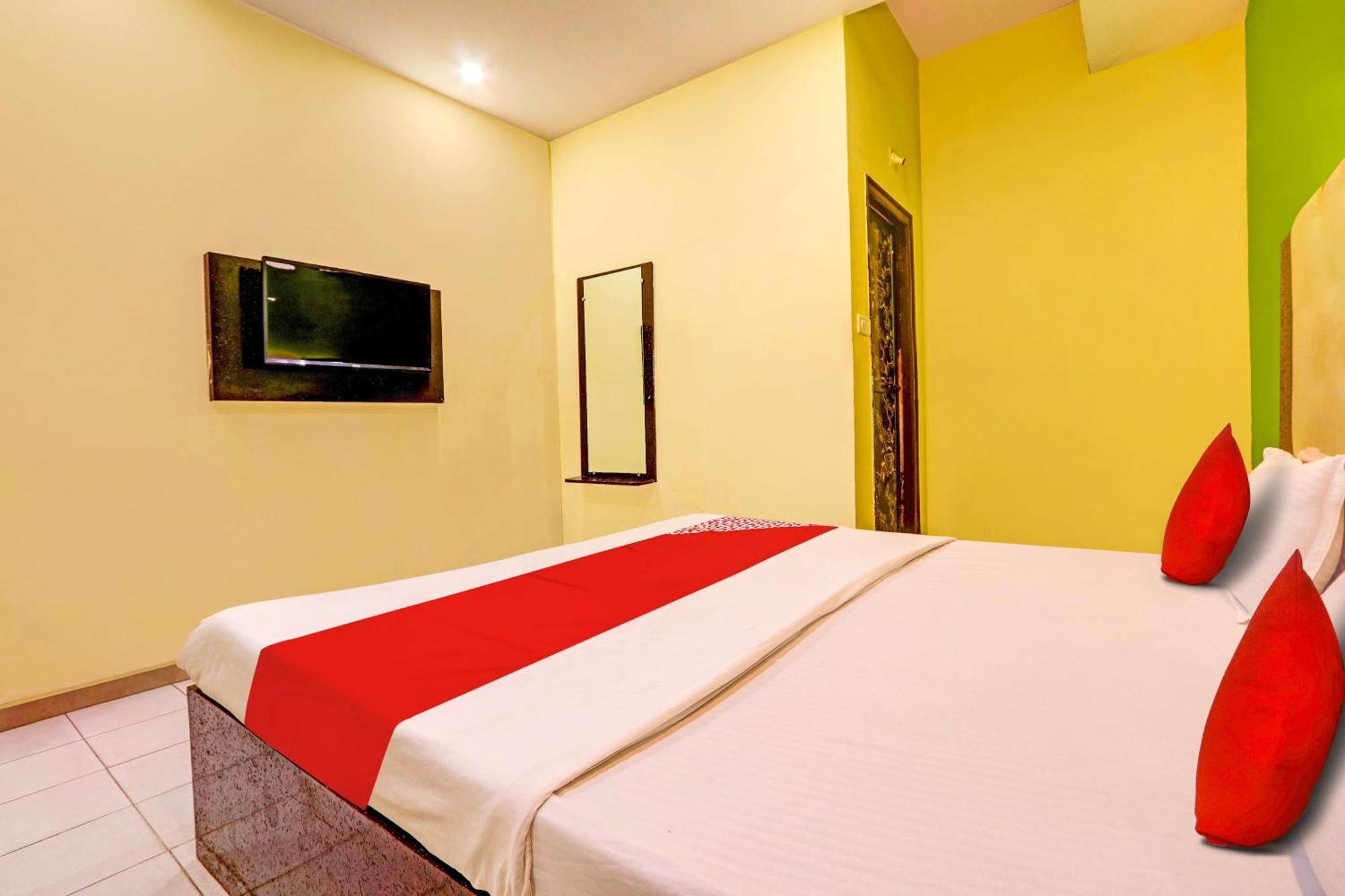 Oyo Flagship Hotel Samruddhi Lodge Nirmal  Экстерьер фото