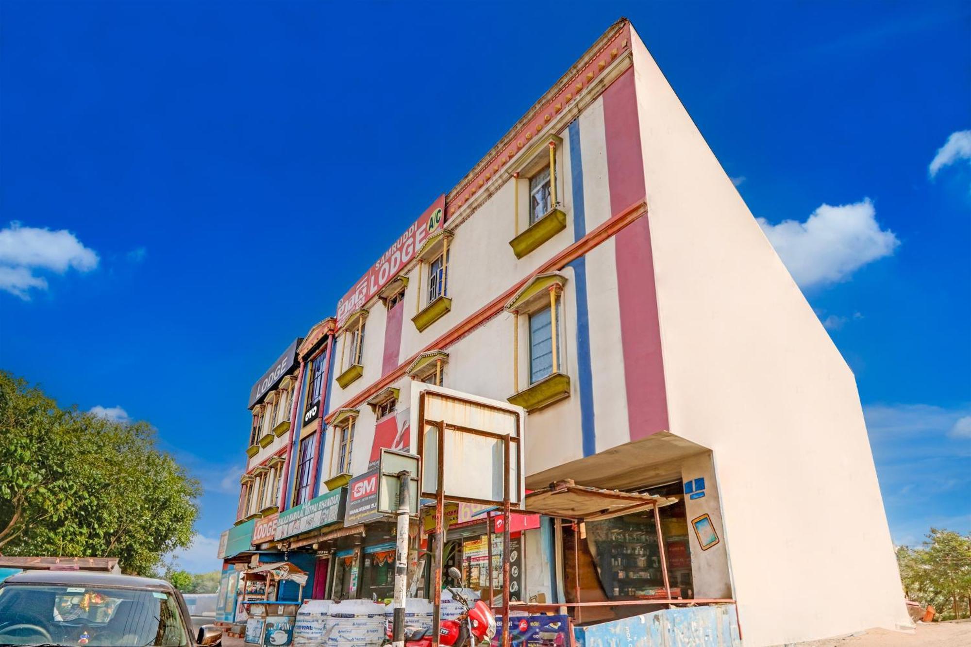 Oyo Flagship Hotel Samruddhi Lodge Nirmal  Экстерьер фото