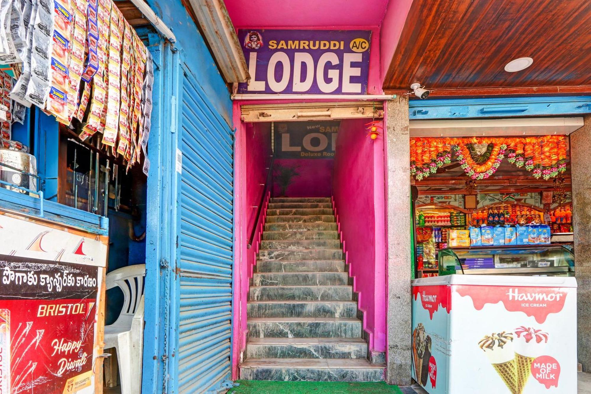 Oyo Flagship Hotel Samruddhi Lodge Nirmal  Экстерьер фото