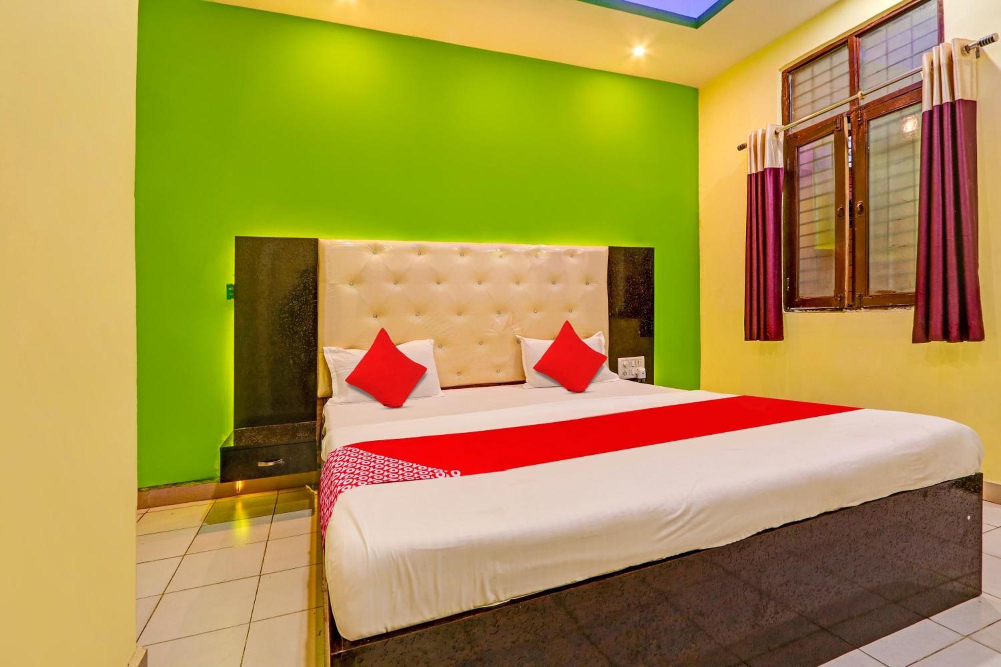 Oyo Flagship Hotel Samruddhi Lodge Nirmal  Экстерьер фото